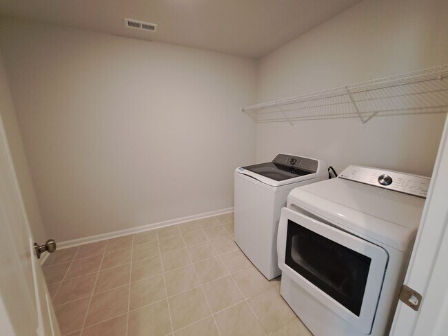 Building Photo - Charming 3 beds 2.5 baths in Fuquay Varina!