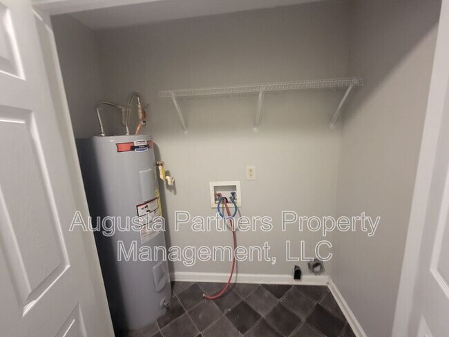 Building Photo - 142 Oakridge Dr