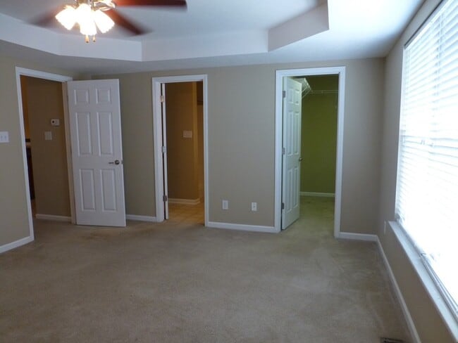 Building Photo - Spacious 3-Bed, 2-Bath Townhouse with Bonus Room & 2-Car Garage in North Knoxville