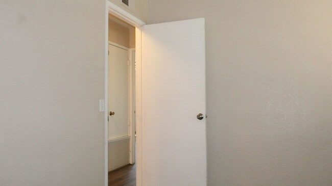 Building Photo - Beautiful 3 bedrooms corner unit condo located in Poway.