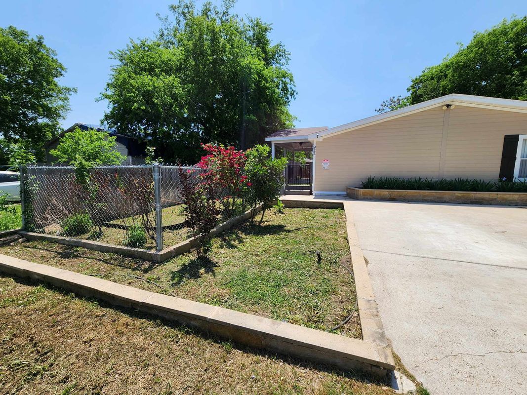 Building Photo - 922 Ashwood Dr