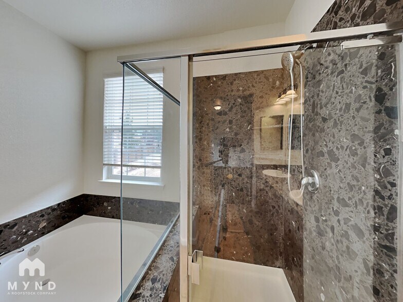 Building Photo - 1088 Crown View Dr