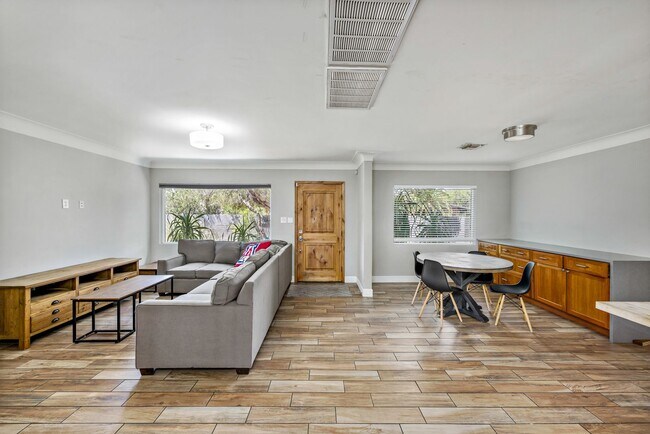 Building Photo - Luxury housing ,Close to U of A! Newly Ren...