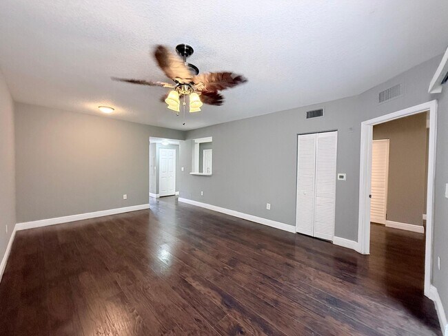 Building Photo - 1115 Golden Lakes Blvd