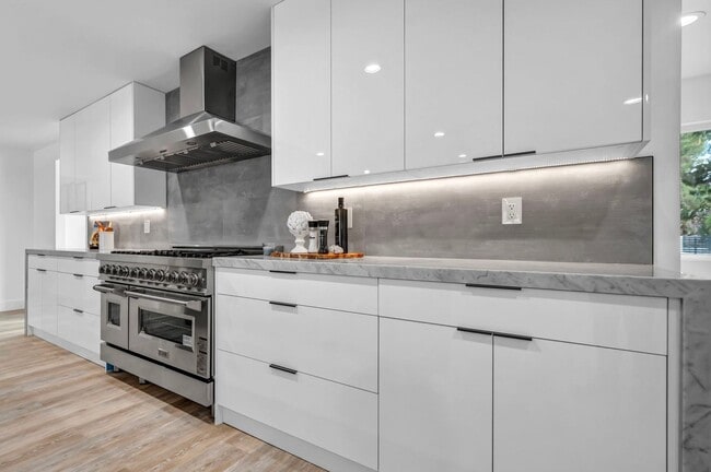 Building Photo - Meticulously renovated single-story contemporary estate