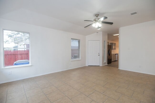 Building Photo - Nestled in Round Rock neighborhood.