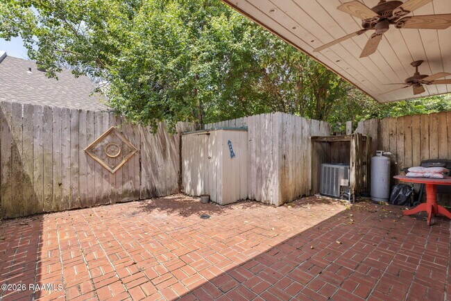 Building Photo - 1321 W St Mary Blvd