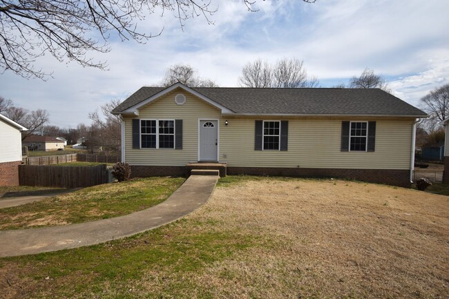 Building Photo - 3 Bedroom 2 Bath Pet Friendly Home For Rent!