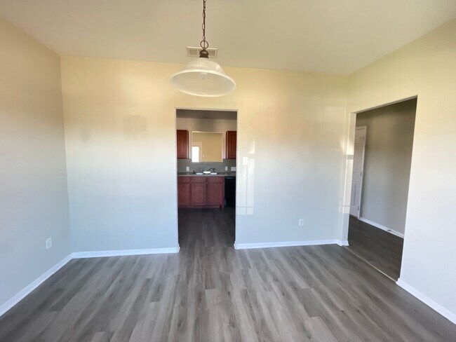 Building Photo - 360 Virtual Tour Available