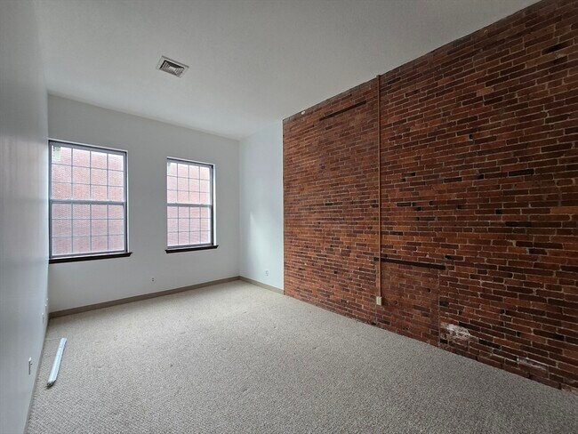 Building Photo - 147 Rawson Rd
