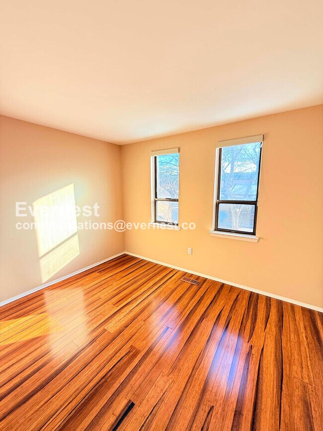 Building Photo - 2 Bed/1.5 Bath Condo with In-Unit Laundry / Vouchers Accepted / Available Now!