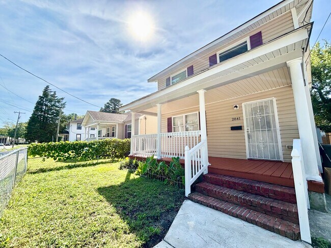 Building Photo - 2841 Earlscourt Ave