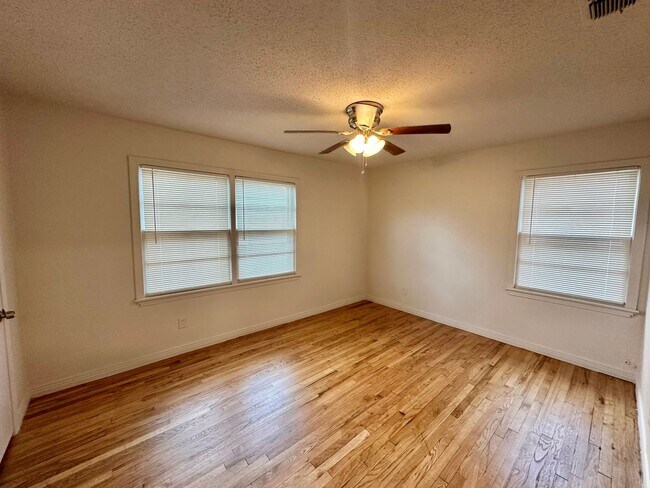 Building Photo - Cozy Three Bedroom, Centrally Located!