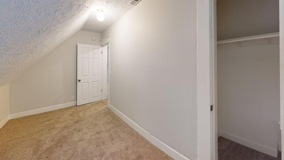 Building Photo - 1043 N Holmes Ave