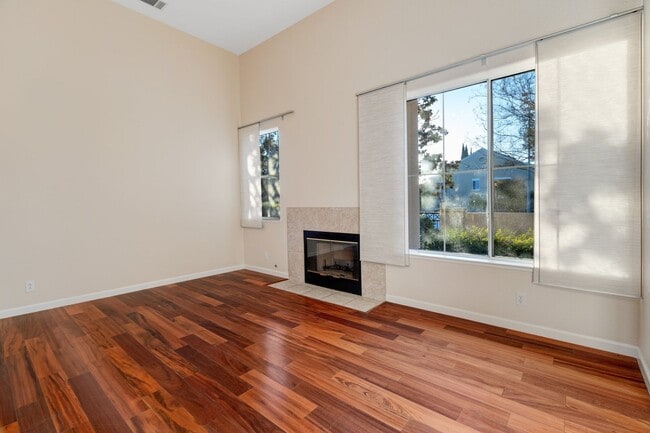 Building Photo - UPGRADED TOWNHOME OFFERS UTMOST CONVENIENCE