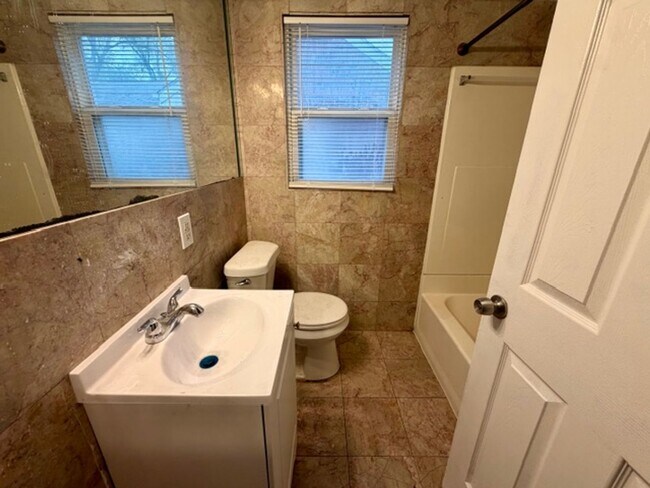 Building Photo - 2 Bedroom 1 Bath House For Lease