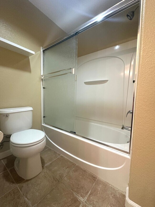 Building Photo - Gorgeous 3 Bed, 2 Bath in Gated Community in Brentwood
