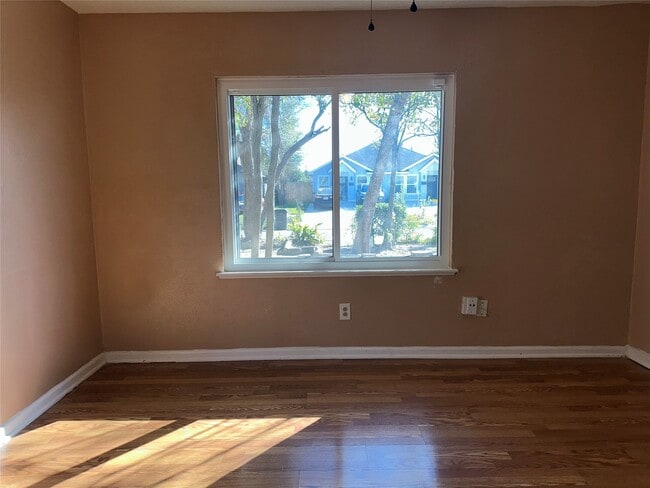 Building Photo - 5715 Beldart St