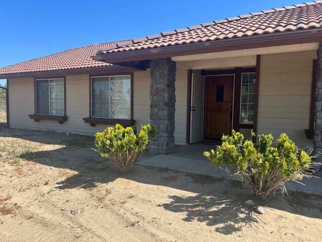 Building Photo - Charming Single-Story Retreat on 1.77 Acres