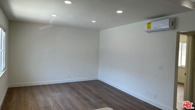 Building Photo - 517 S Kenmore Ave