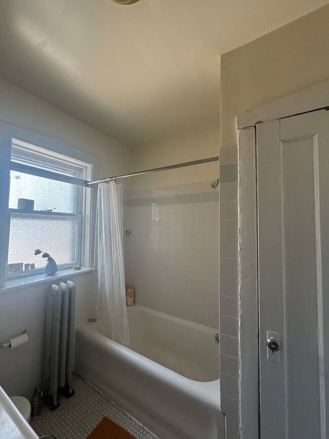 Building Photo - Lovely and Very Large Ravenswood Manor 1 BR