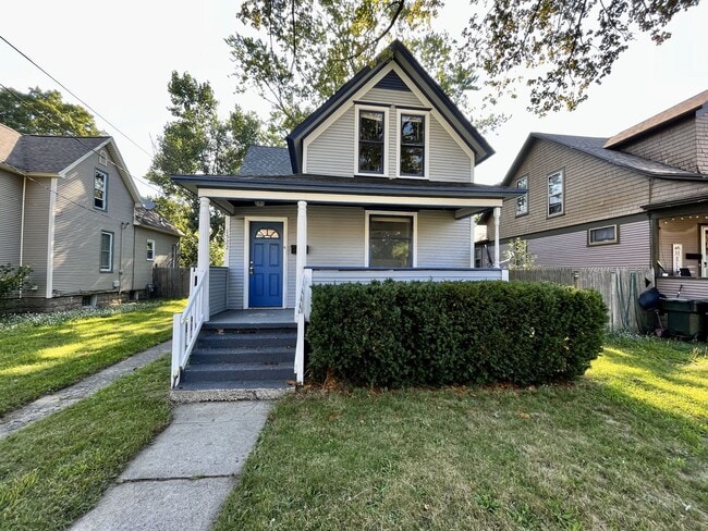 Primary Photo - Five Bedroom Home in Muskegon