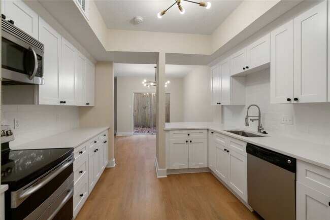 Building Photo - 1300 Augusta Dr