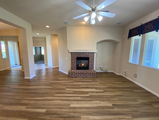 Building Photo - Beautiful 55+ Home in Heritage Lakeside