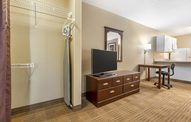 Building Photo - Furnished Studio-Indianapolis - Airport