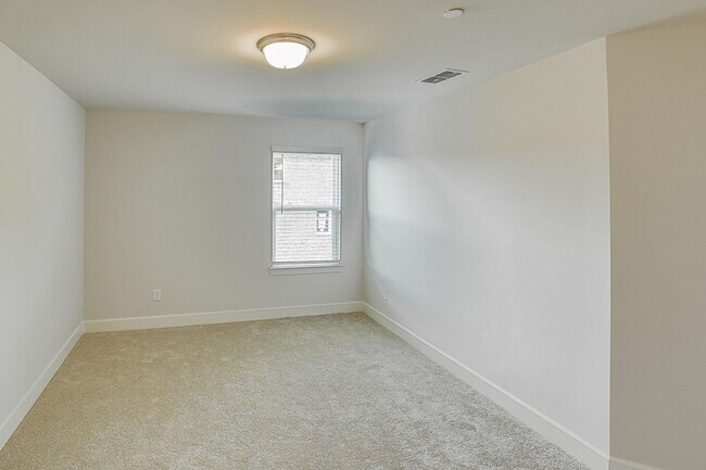 Building Photo - 5032 Ozment Dr