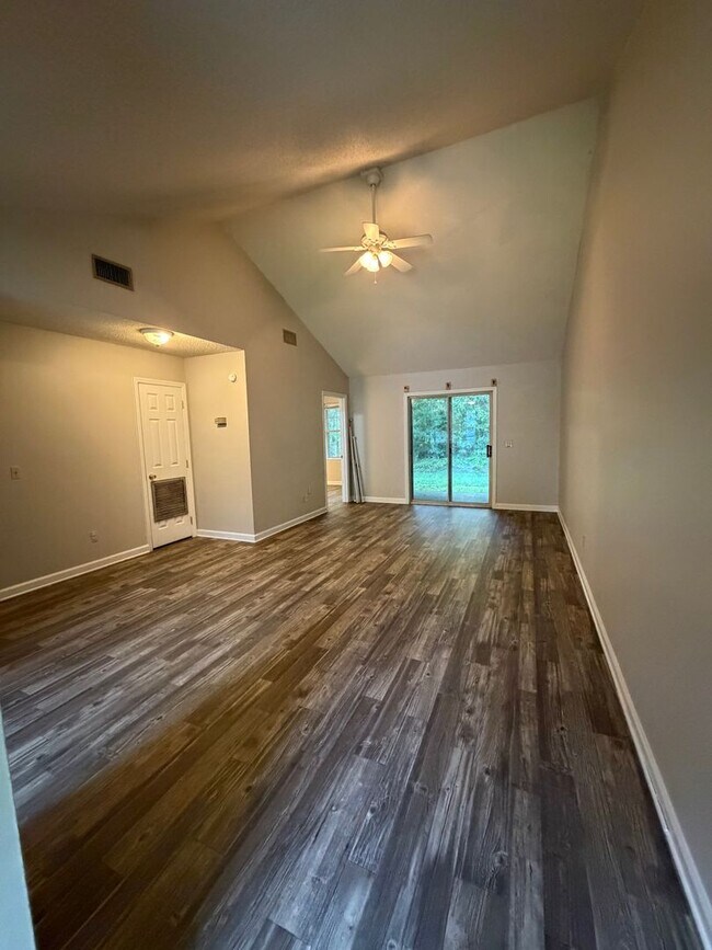 Building Photo - 302 Admiral's Walk Dr