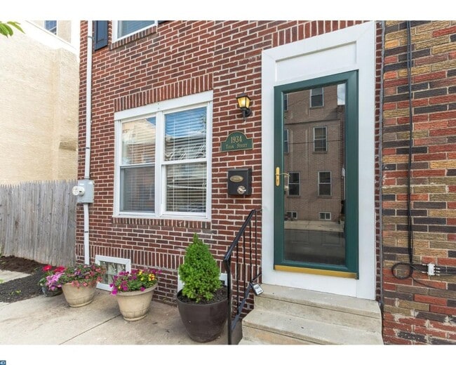 Building Photo - Point Breeze Townhome