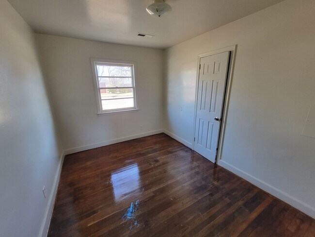 Building Photo - 3 Bedroom 1 Bathroom House