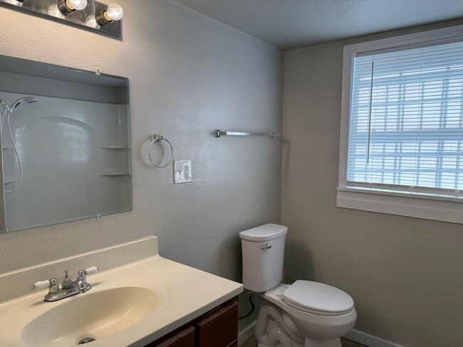 Building Photo - Single Story 2-Bedroom Home Ready for Move In!