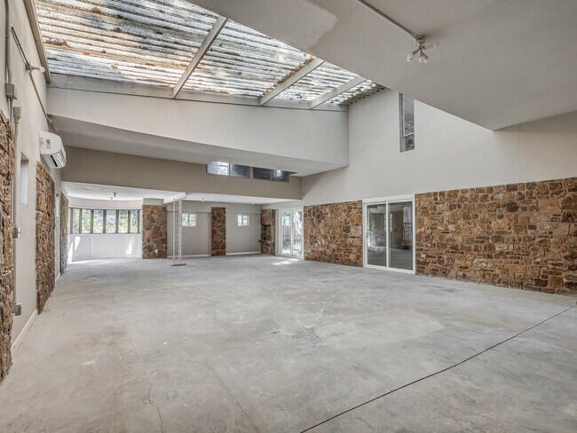 Building Photo - 6409 Miles Ln