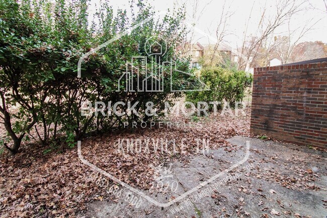 Building Photo - 4003 Valley View Dr NE