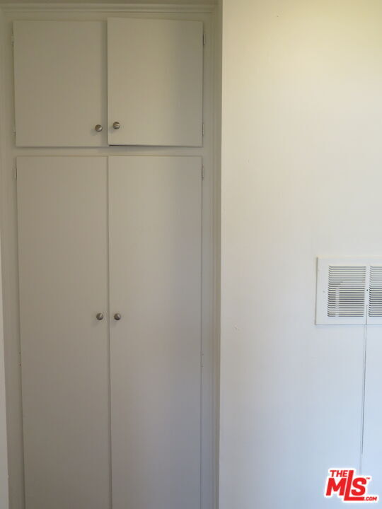 Building Photo - 833 N Kingsley Dr