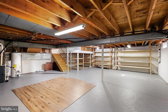 Building Photo - 18 Lakeview Dr