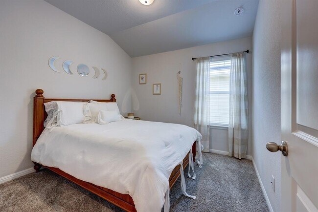 Building Photo - 206 Creek Hollow Dr