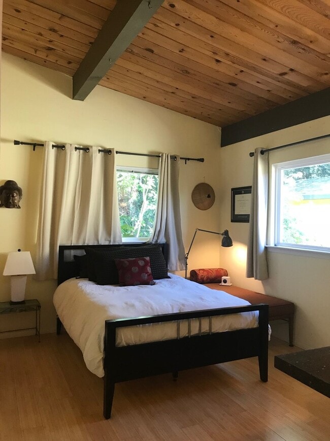 Building Photo - 3+ Bedroom Custom Eastside Home