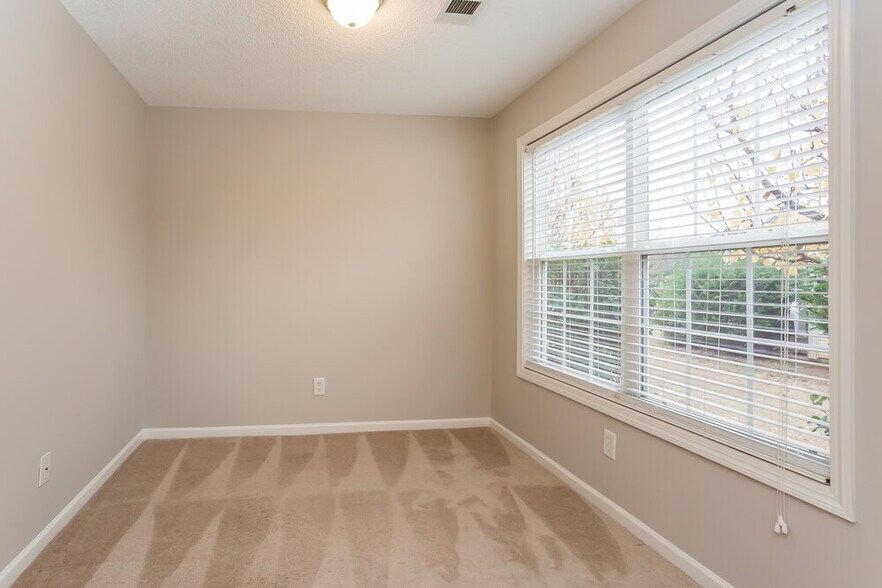 Building Photo - 3028 Lincoln Log Way