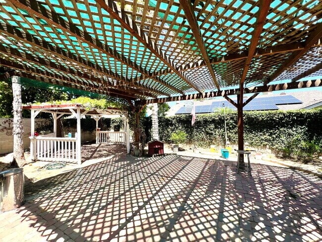 Building Photo - Spacious 4 Bed / 2 Bath Home with Loft, Fireplace & Beautiful Outdoor Entertaining Area!
