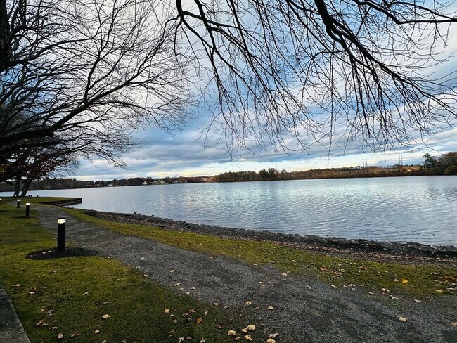 Building Photo - 46 Pointe Rok Dr