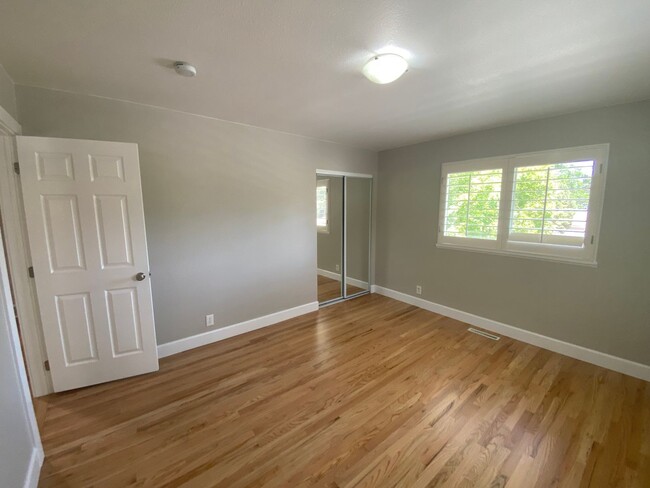 Building Photo - Updated 4 Bed 3.5 Bath Craftsman Style Hom...