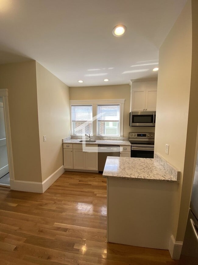 Building Photo - Beautiful, Fully Renovated Brookline 4 Bed/2 Bath in Washington Square on Tappan St.  Available S...