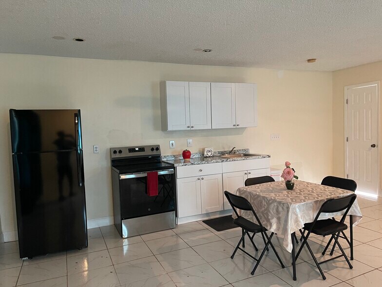 Building Photo - 12840 SW 11th Pl