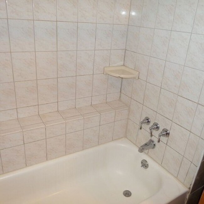 Building Photo - Super Cute & Charming 2-Bedroom Des Moines Home With Giant Fenced Yard!!