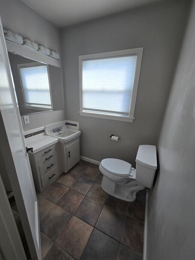 Building Photo - Cute 2 Bedroom Home in the College Neighbo...