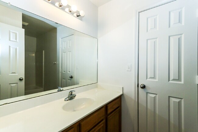 Building Photo - 3 Bedroom, 3 Bath, 2 Car Garage Duplex.