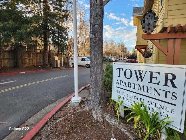 Building Photo - Immaculate Two story,  1 Bedroom, 1 Bathroom, Condo, lots of light,  Close to everything!